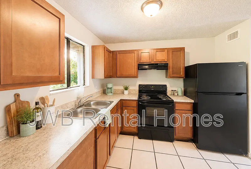 Cedar Hills — Photo 4