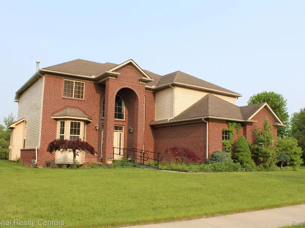 23443 W Creek Dr, New Boston, MI 48164