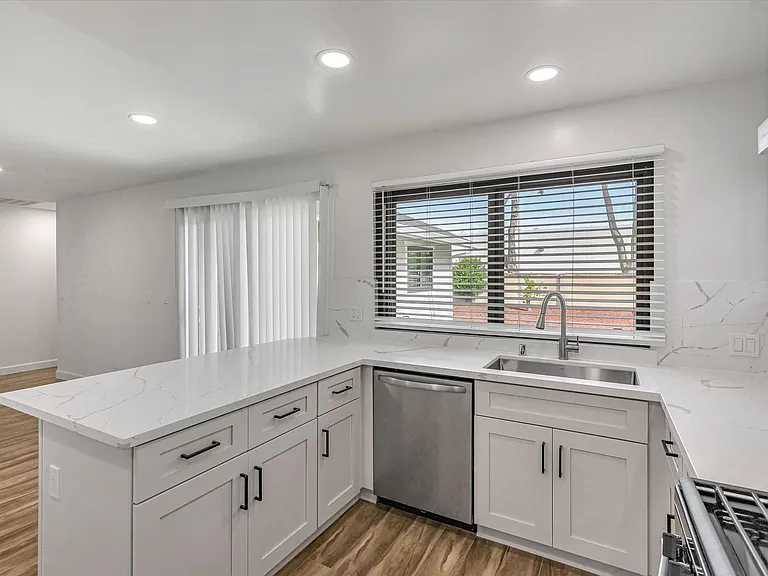 1680 Chestnut St — Photo 12