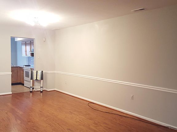 Dinning Room leading to kitchen