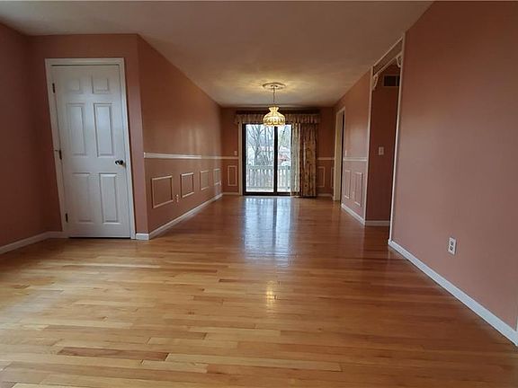 3rd image of 409 Pinewood Dr