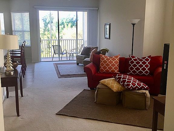 Open living/dining to lanai