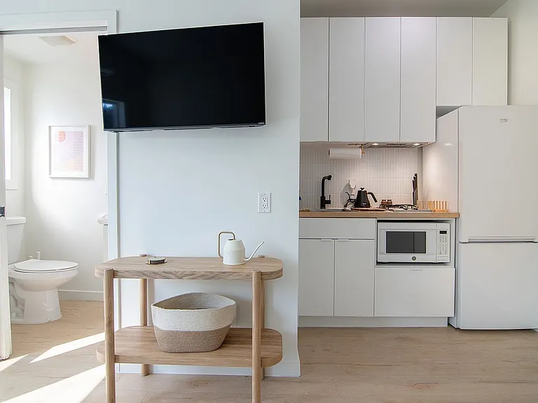 8th Street Studios Near Downtown Los Angeles Move-In Special — Photo 34