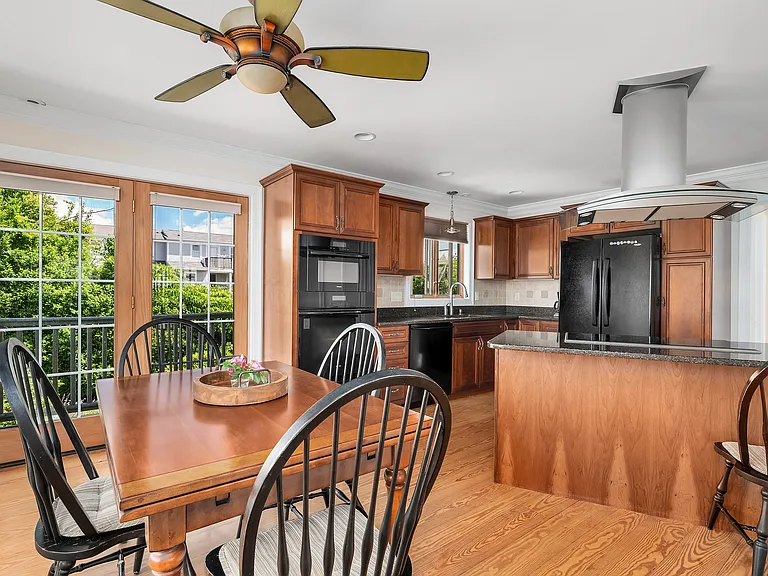 140 Community Dr — Photo 17