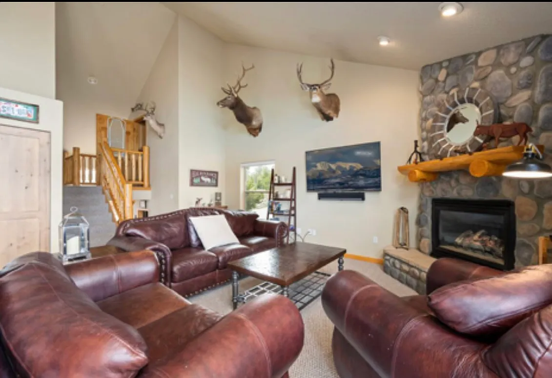 3 bed, 1856 sqft, $4,000 — Photo 2