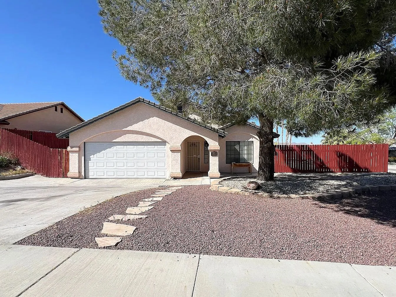 3 bed, 1716 sqft, $2,330 — Photo 2
