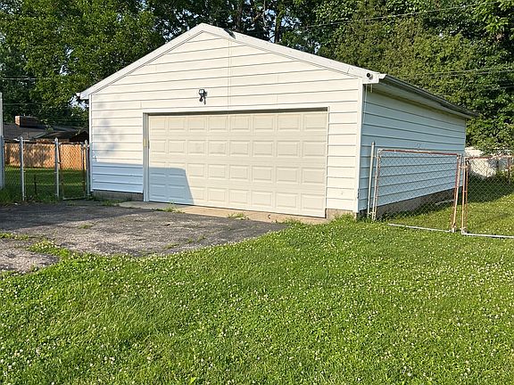 3 Car garage

3 Plus car garage. Lots of driveway to manuver.