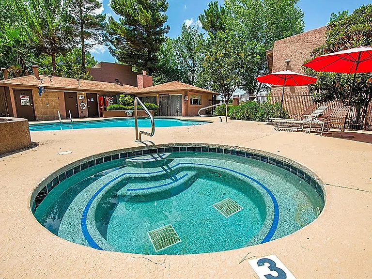 Highland Woods Apartments — Photo 3