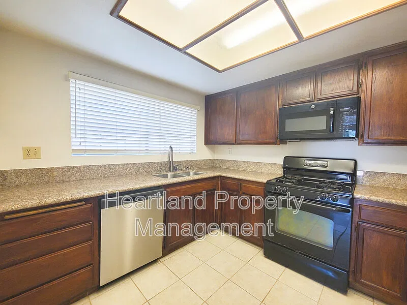 3 bed, 3.0 bath, 1310 sqft, $4,295 — Photo 3