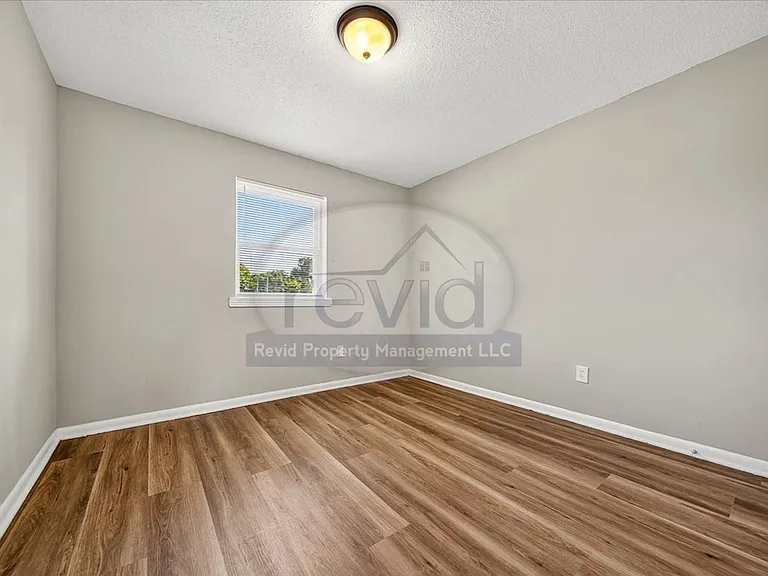 708 Hastings — Photo 13