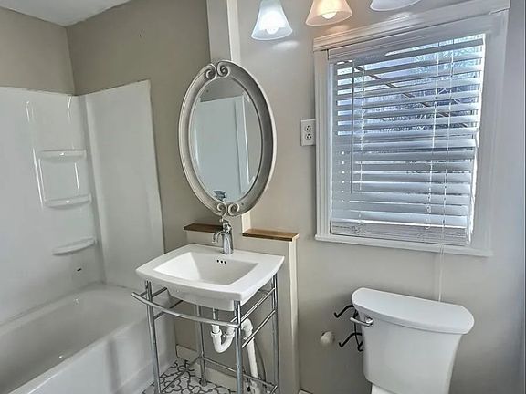 4th image of 2425 Ernest St