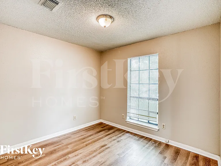 1055 Margate Dr — Photo 15