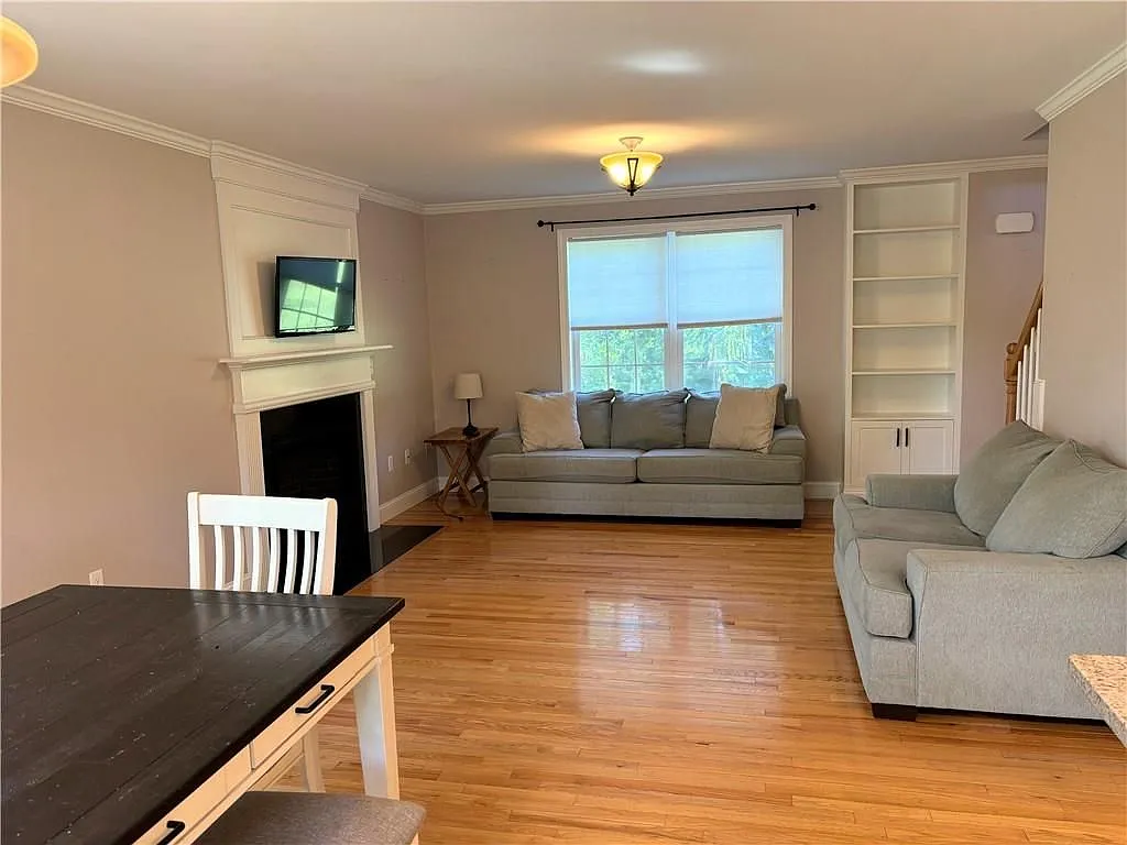 3 bed, 2.0 bath, 1660 sqft, $2,950 — Photo 4