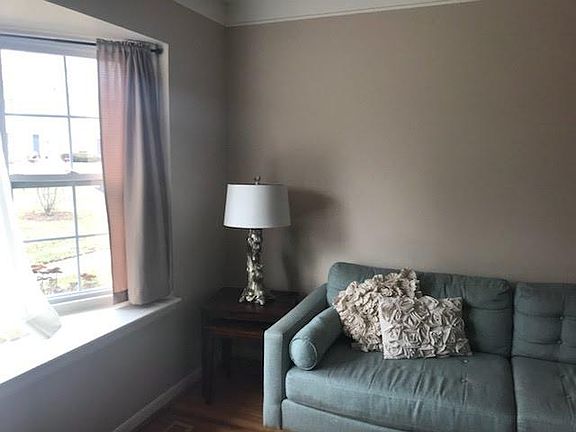2nd image of 567 Fox Hills Dr N