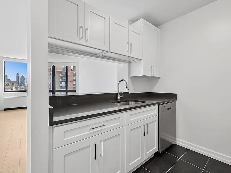 420 W 42nd St #26C — Photo 6