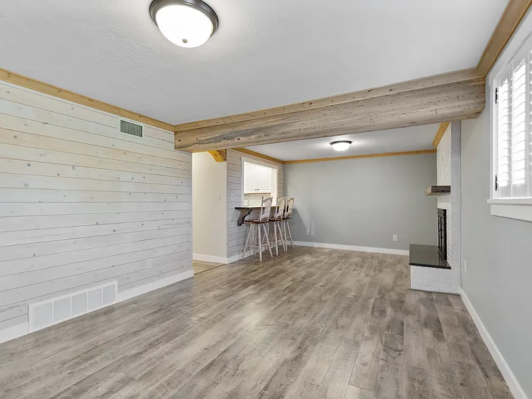 8 N 325 E — Photo 3