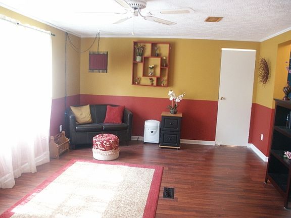 5th image of 136 Elaine Dr