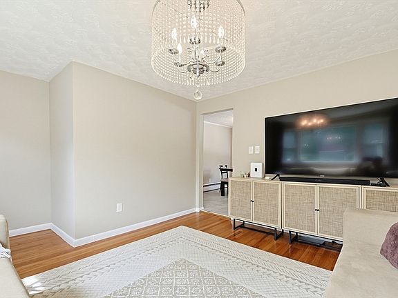 4th image of 168 Jackson St