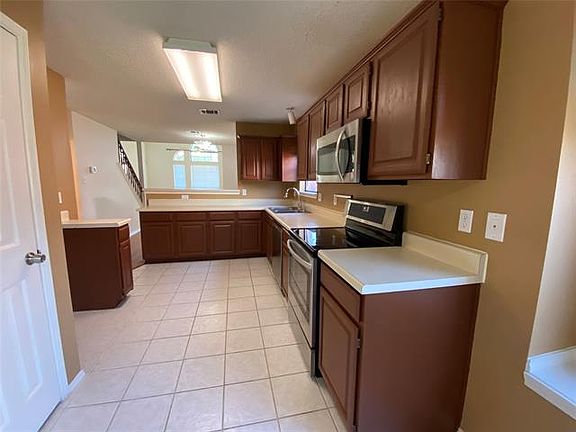 2nd image of 812 Ashford Dr