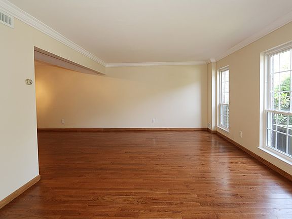 4th image of 151 Woodlake Dr W
