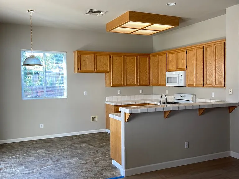 1030 Thompson Cir — Photo 7