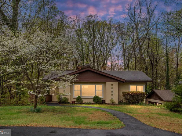 18341 Sharon Rd, Triangle, VA 22172