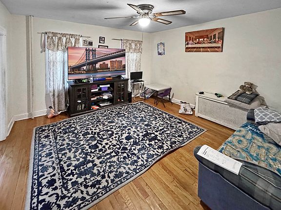 3rd image of 115 Kansas St