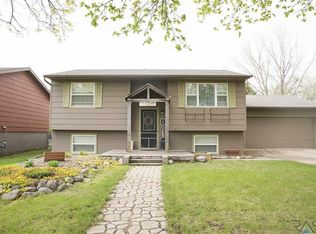 1929 S Fox Trl, Sioux Falls, SD 57103