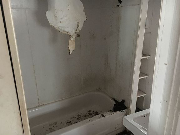 5th image of 310 Willow St