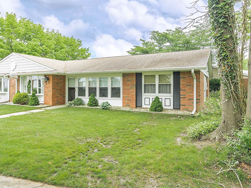 1st image of 453B Cheshire Ct #1002
