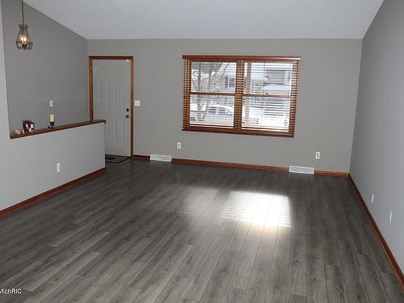 3rd image of 1355 Manorwood Dr SE