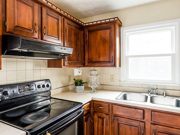 5th image of 3848 Forest Green Dr