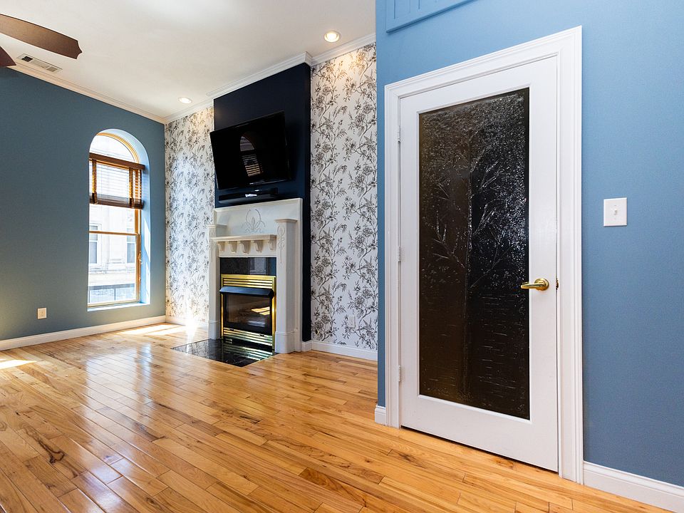 Living room/Closet