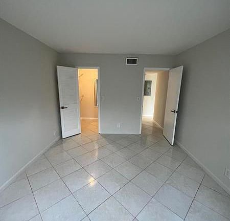 5th image of 540 SE 2nd Ave APT J4