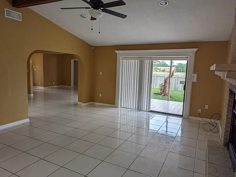 198 Sugar Tree Ln — Photo 2