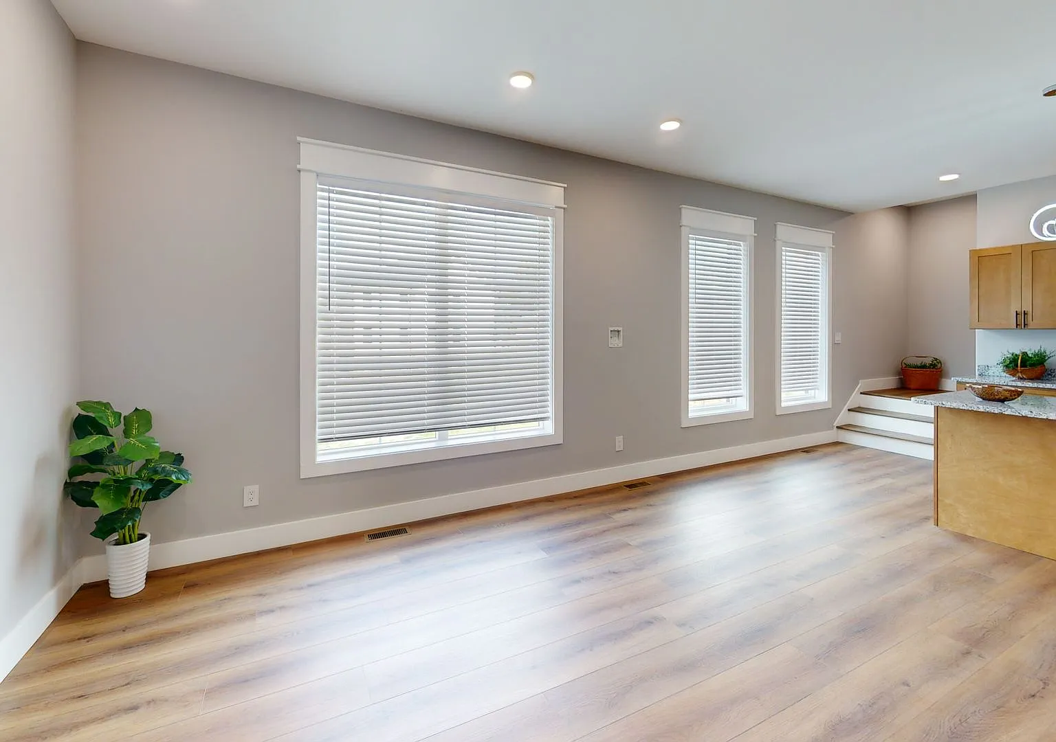 Fall 2027 | 5br/5ba Fort Sanders Townhome | Corner Of Forest & 20th | Balcony + Walk To Utk — Photo 3