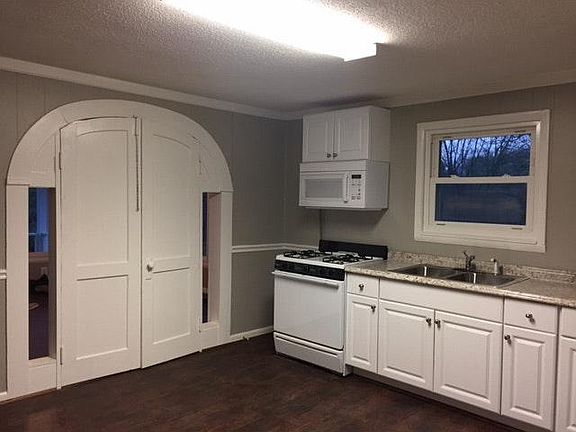 Kitchen View 2 (13'6"x13'6")