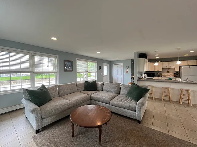 5 bed, 2400 sqft, $2,500 — Photo 2