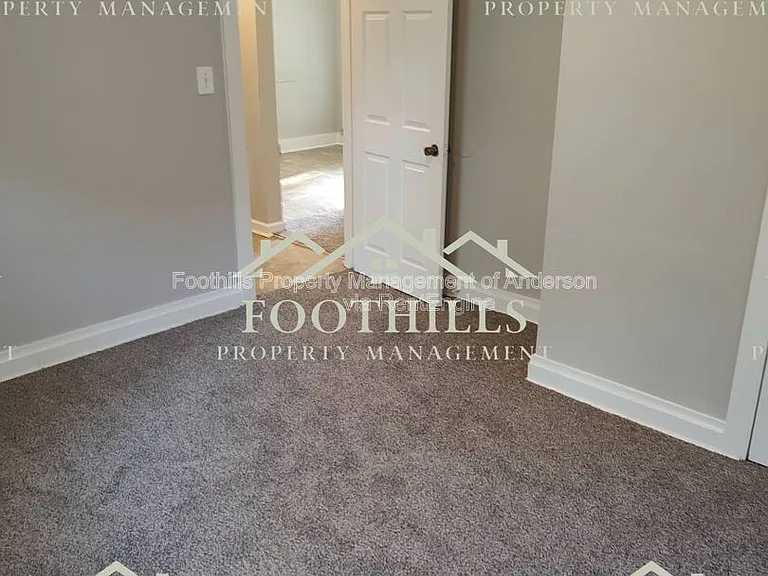 1302 Robbins Dr — Photo 9