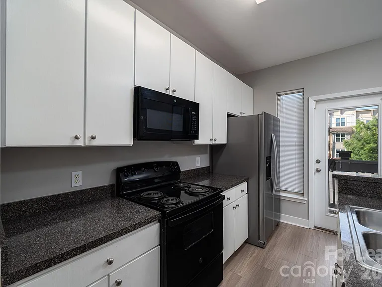 1012 Skyline View Way — Photo 9