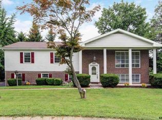 6 Woodstone Ct, York, PA 17402