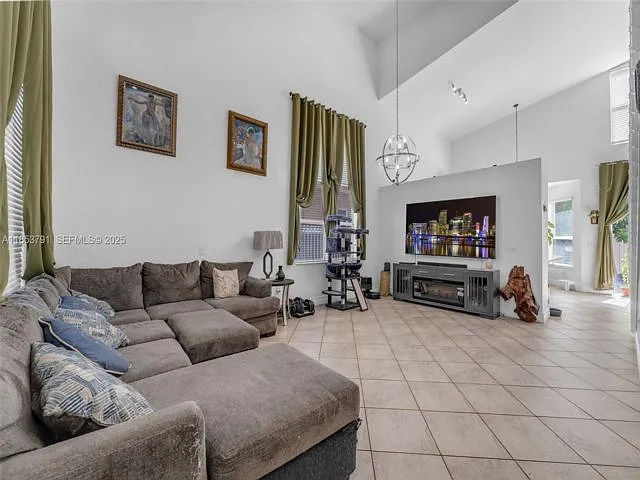 4 bed, 2.5 bath, 2094 sqft, $3,500 — Photo 2