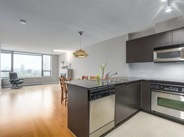 4178 Dawson St #1207, Burnaby, BC V5C 0A1