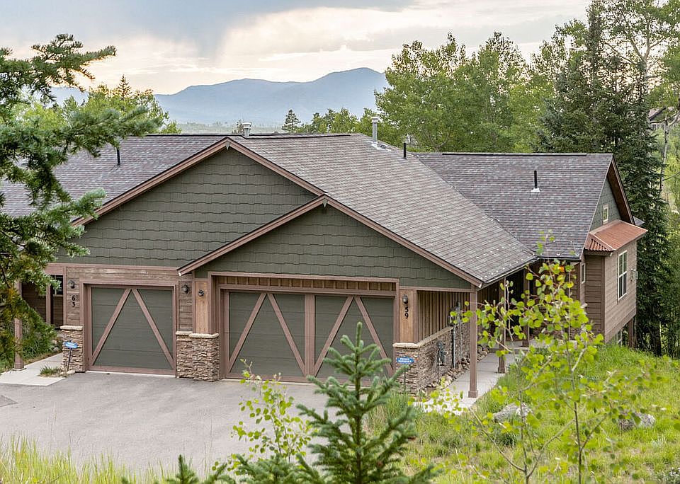 End unit w/2-car garage!