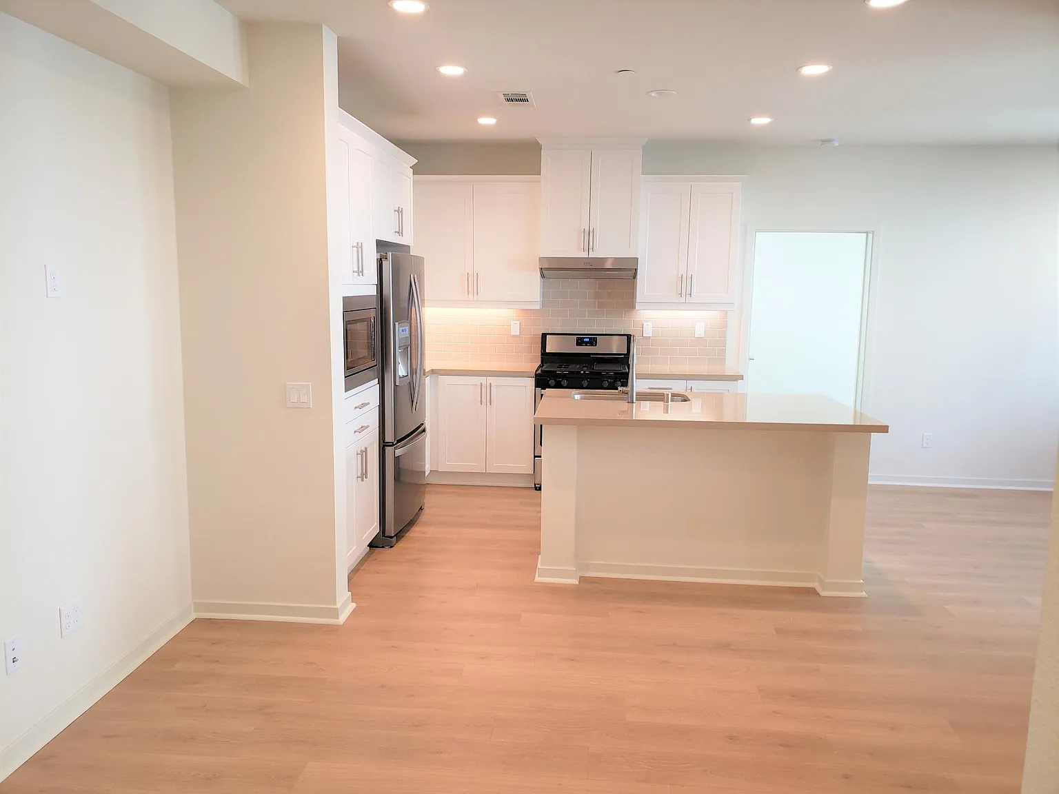 2 bed, 958 sqft, $3,500 — Photo 3
