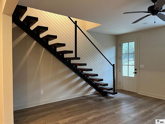 5th image of 902 Arnold St