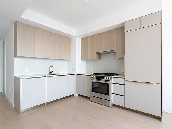 5th image of 3 Court Sq APT 6005