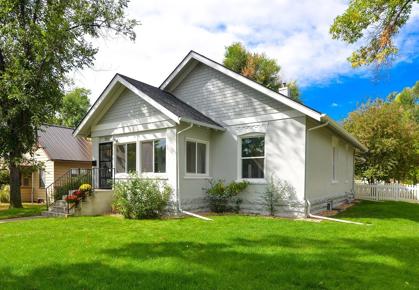 Beautifully remodeled 3 Bedroom Bungalow in Old Town — Photo 1