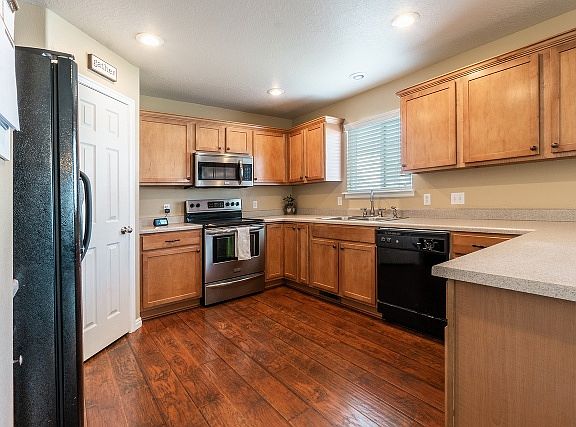 3rd image of 8362 Oak Run Dr