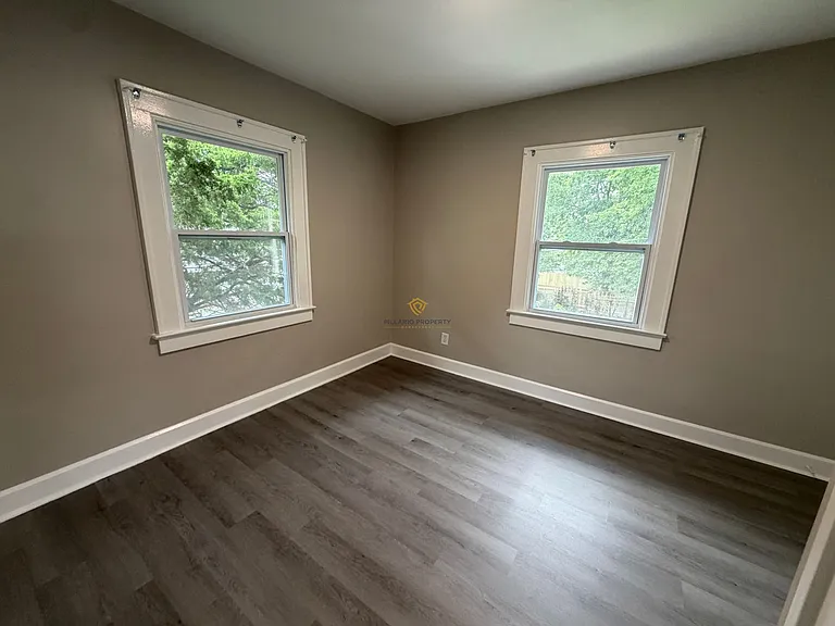 445 W 25th St — Photo 10
